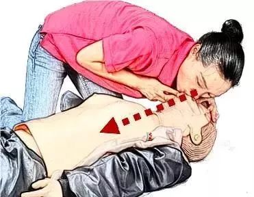 4岁女童掉进泥水坑4分钟后才被家长发现,溺水急救该怎么做?