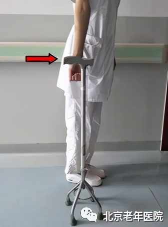 老年人手杖使用操作流程,可以防止老年人跌倒的工具