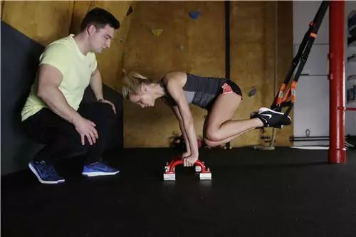 胸肌锻炼最有效的方法,胸肌锻炼方法健身器材图片