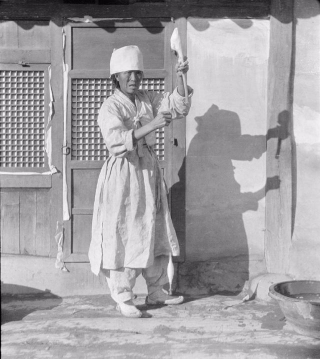 日本统治下的朝鲜老照片：百姓面无喜色，妇女露乳装被取消