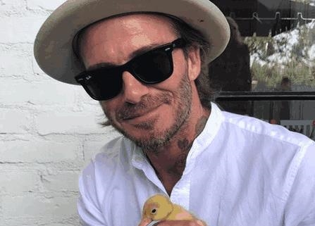 贝克汉姆回应假发,贝克汉姆事件辟谣