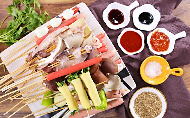 下班兼职摆摊卖炸串一天卖50块钱,农村大姐摆摊卖炸串月入数万