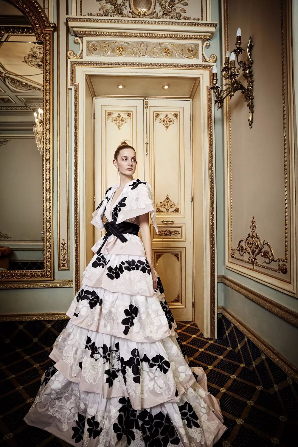 yolancris品牌一套婚纱多少钱,西班牙高定yolancris黑丝绒礼服