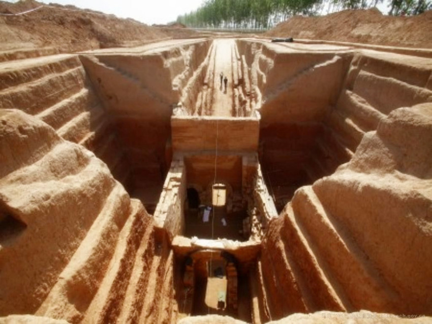 中国哪个地方的人死后葬在家里,中国有把过世的人葬在沙漠的吗