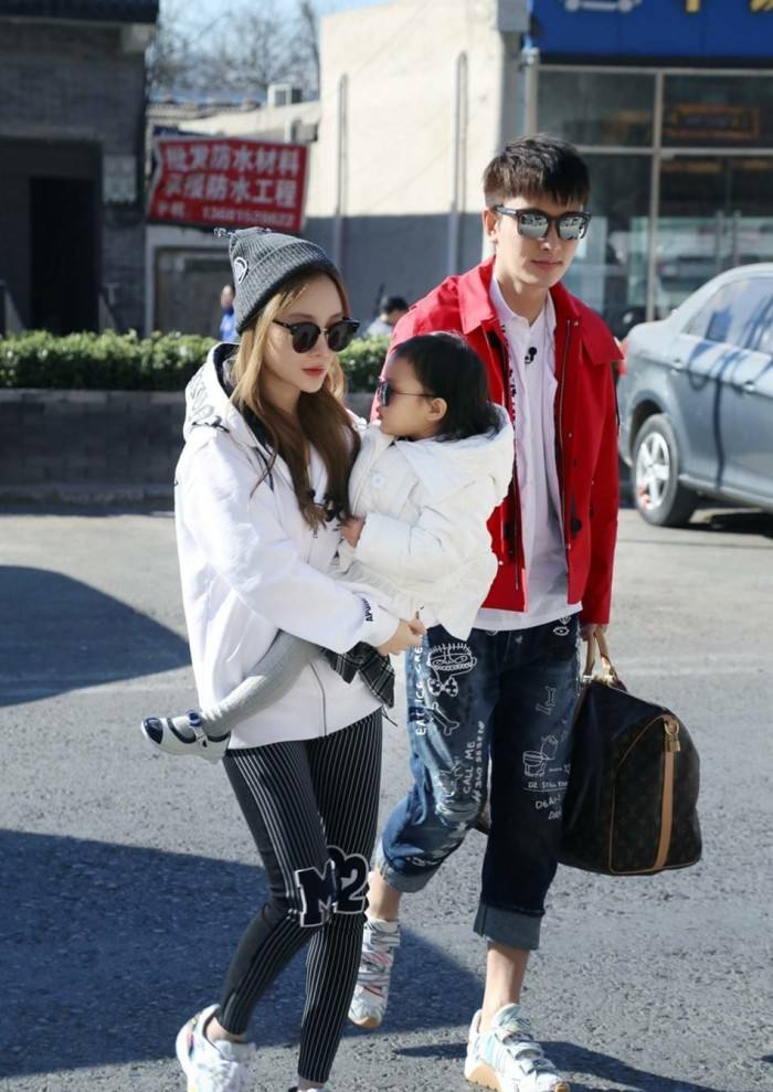 李小璐离婚后首次发文回应,李小璐疑走出婚变阴影