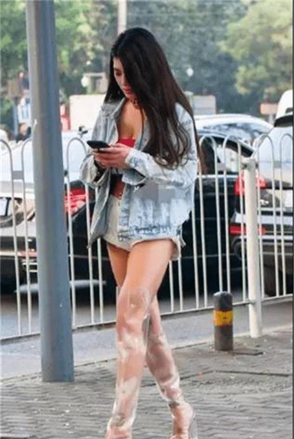 宿舍晚间玩真心话大冒险输了的现场微信撩前女友，你喜欢老子吗