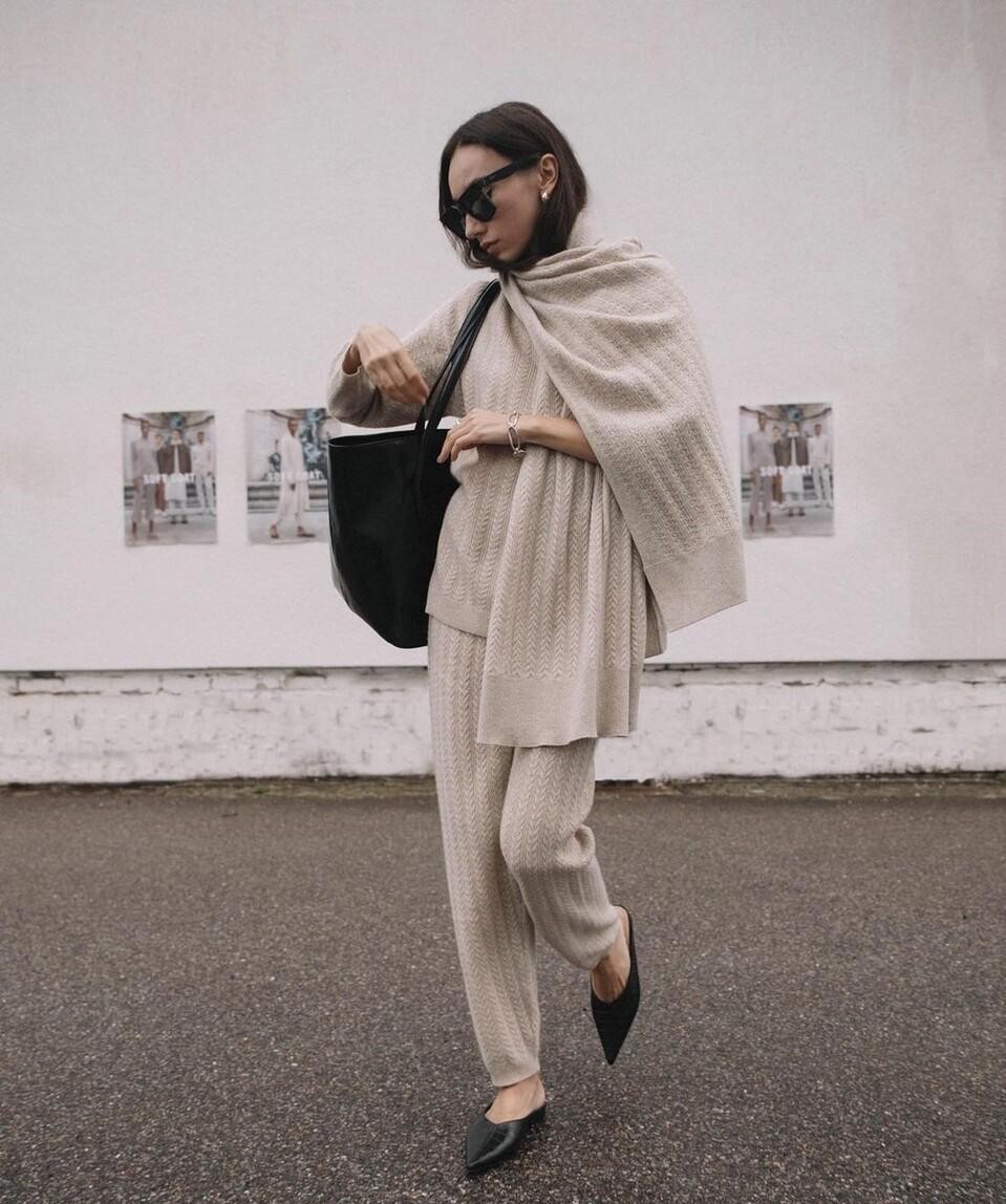 穿温暖驼色系配基础色更质感,摩卡色打底搭配驼色外套