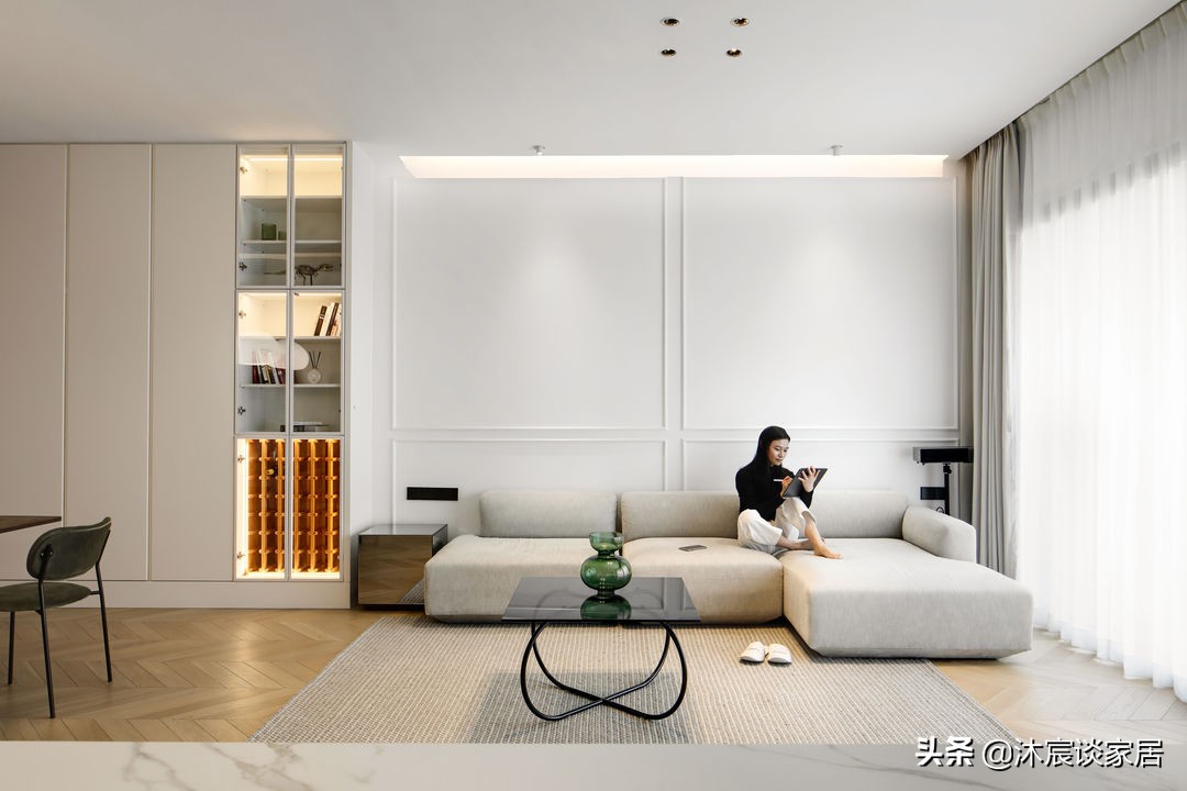 看完她的新家，才知生活可以如此有品质，室内极简大方且随性美好