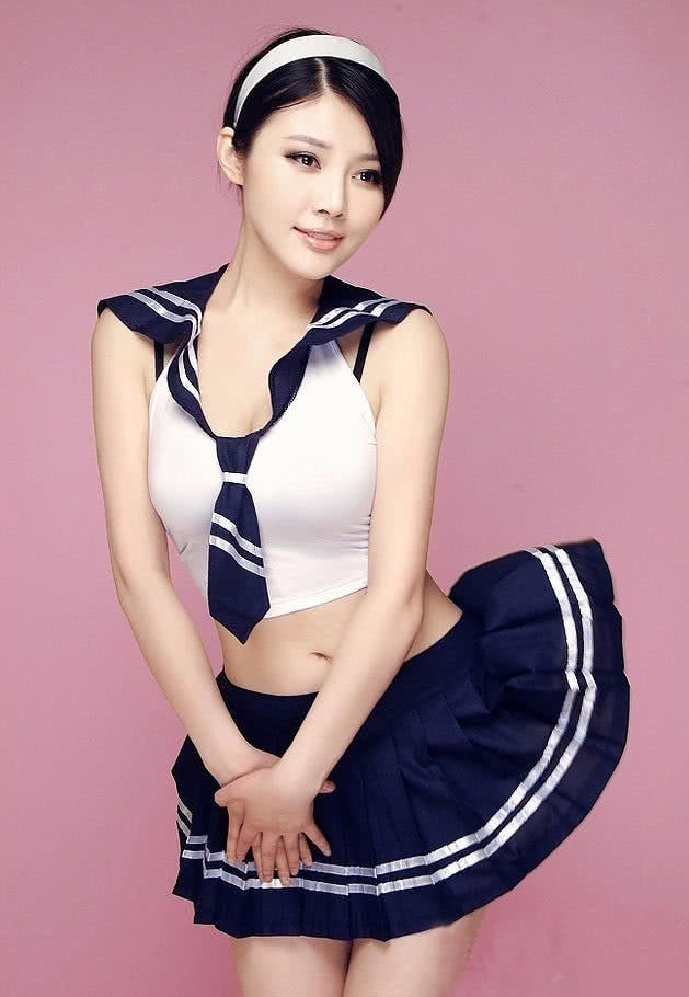 徐冬冬化身大学妹,紧捂裙底,翘起裙角,一个姿势让网友深陷其中