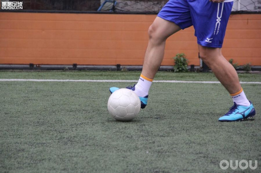 美津浓中端ag足球鞋,美津浓neo足球鞋不同配色有差异吗