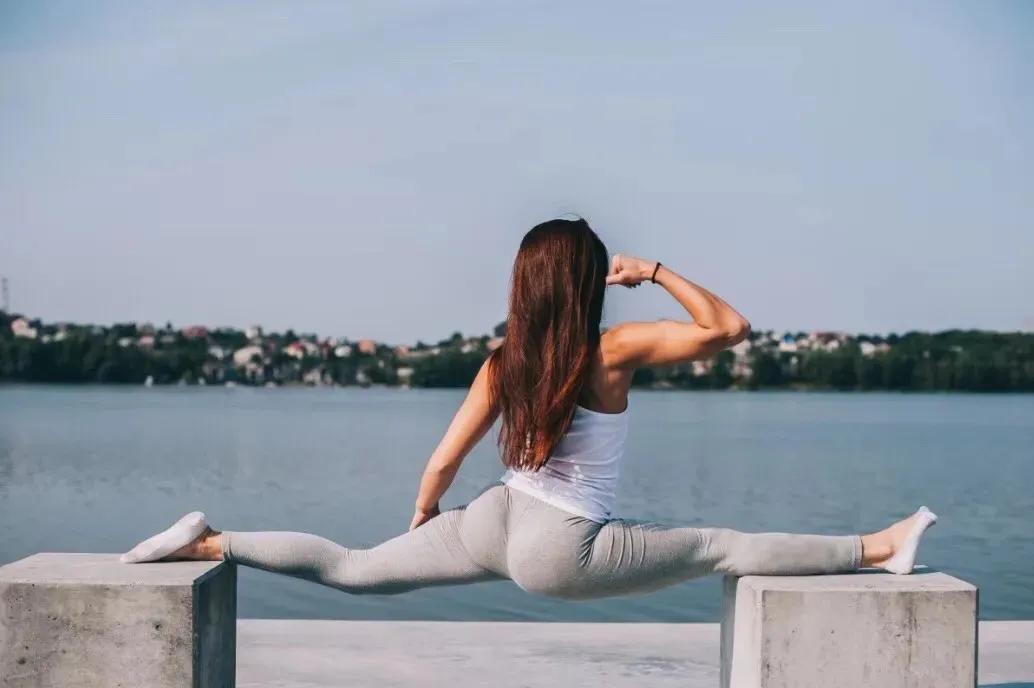 劈叉的胯如何矫正,劈叉骨盆摆不正是什么原因