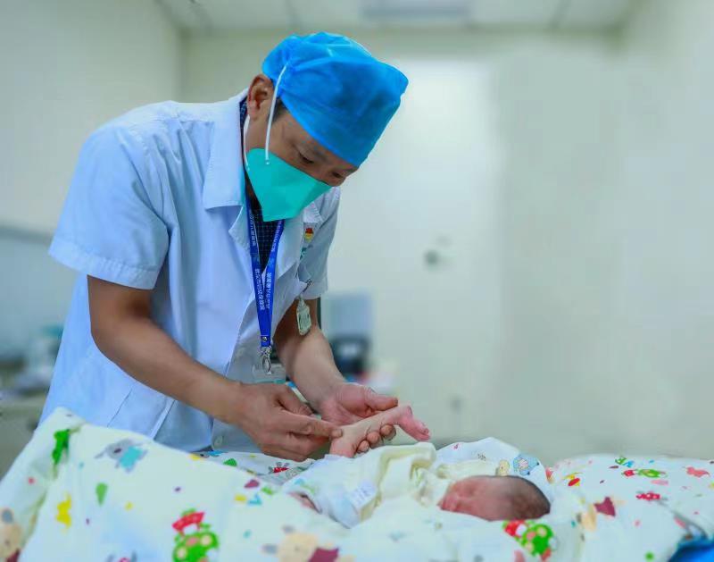 出生5天新生宝宝跨省千里来汉寻医，罕见反曲120°膝盖成功复位