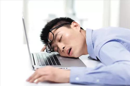 睡梦中惊吓是什么原因,睡梦中的应激反应叫什么