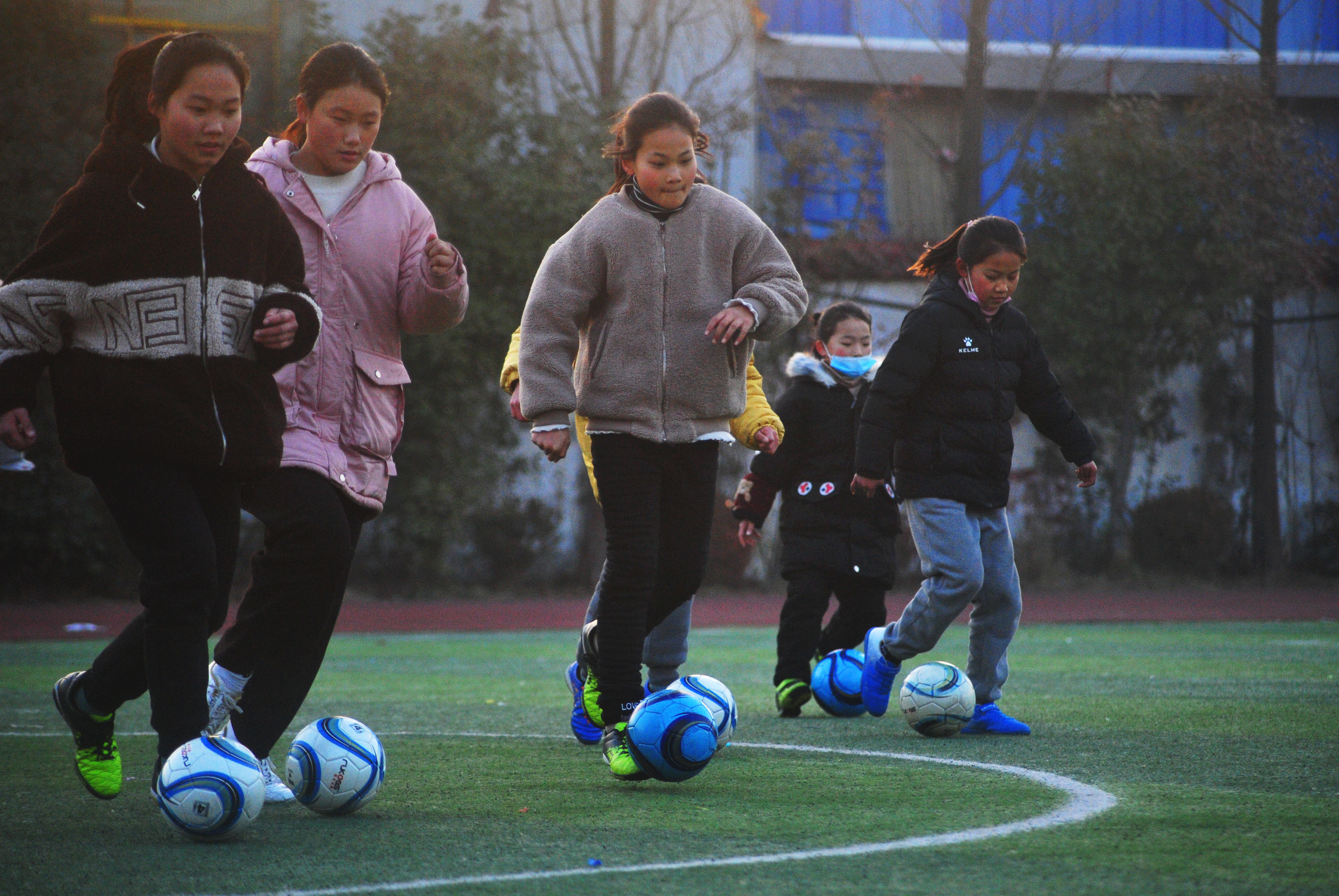 足球女童6-12岁新疆,足球女童10-12岁