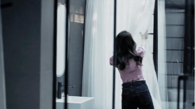 北京姑娘继承胡同老房，地板铺镜子、浴厕全透明，一个人住太爽