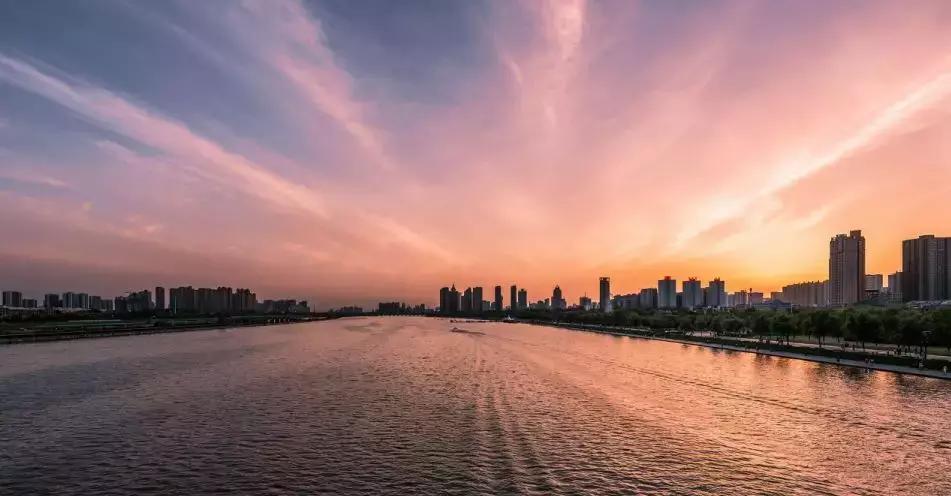 楼盘开售排队抢房火爆视频,楼市万人抢房是真的吗