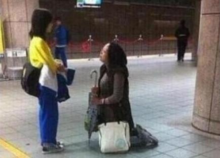 妈妈含泪跪拜孩子后续,妈妈大哭孩子无动于衷