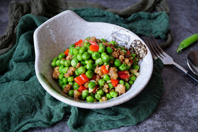 为啥你做的豌豆容易变黄?只要一招,炒出来的豌豆翠绿又好吃