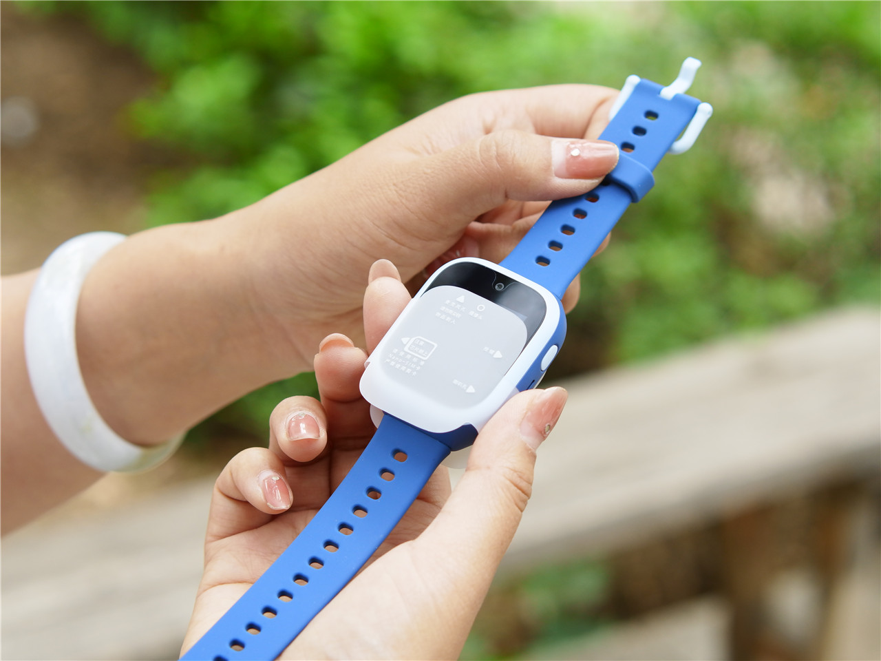 支持4G全网通米兔儿童电话手表4C八重安全定位守护更放心