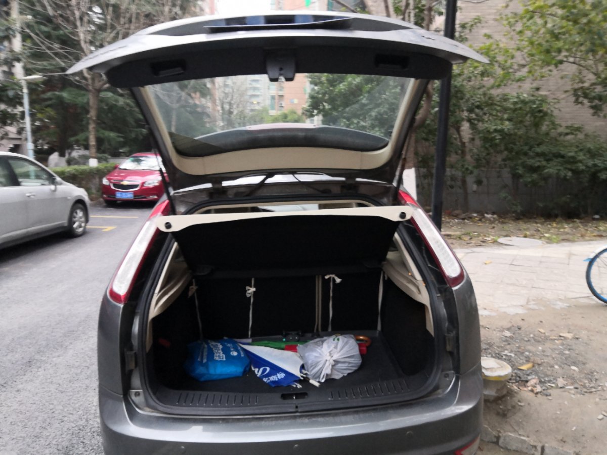 经典福克斯两厢还有人开吗,福克斯两厢新款对比老款