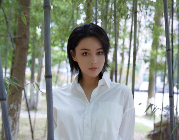 钟丽缇现场秀魔鬼身材,钟丽缇一家海上冲浪