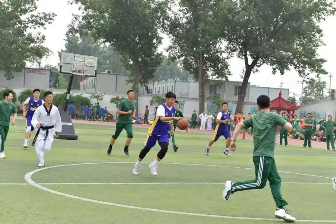 一共有207人参加体操表演,一百多人体育节开场