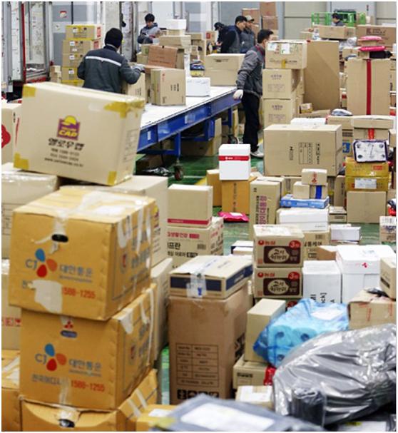 一天工作14个小时的大件快递员,一天工作19小时收2万件包裹