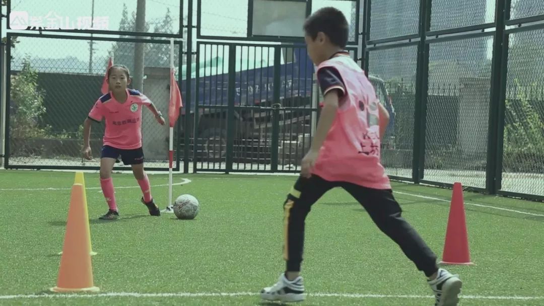 一个小女孩和她的梦,一个女孩的足球梦