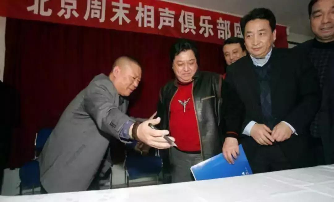 岳云鹏连续13年为郭德纲庆生,郭德纲岳云鹏在同龄人中成就