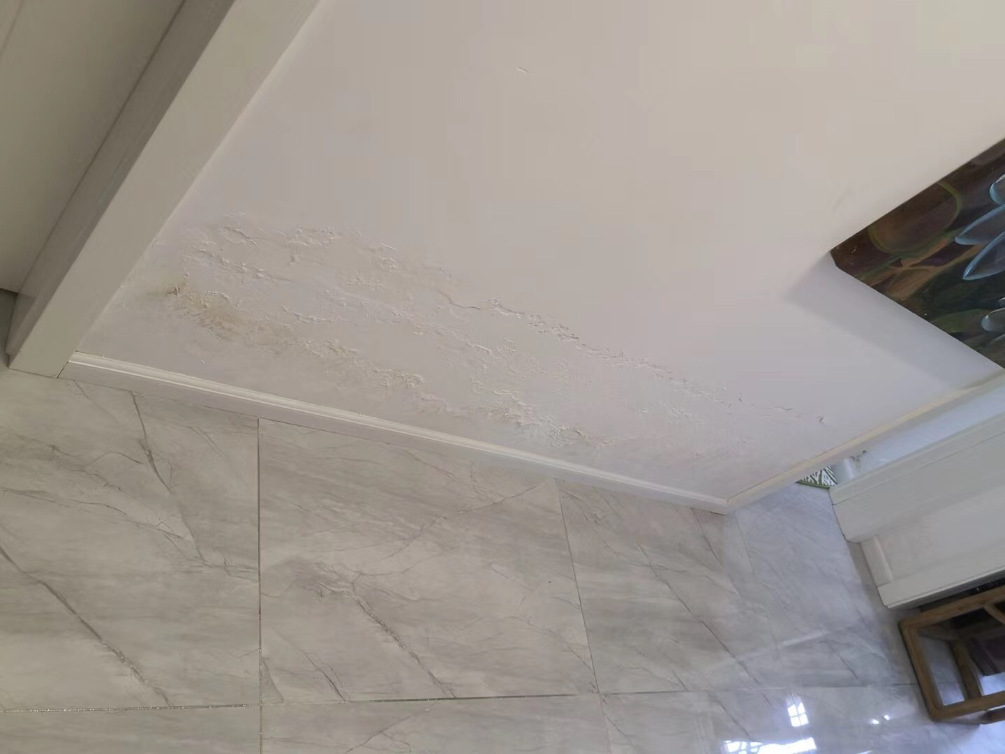 卫生间渗水到楼下怎么办,卫生间渗水到楼下谁的责任