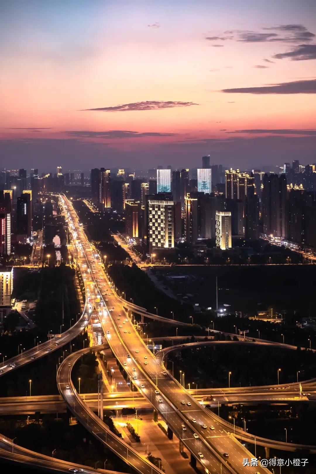 楼顶喝酒看日出,楼顶喝酒夜景视频实拍