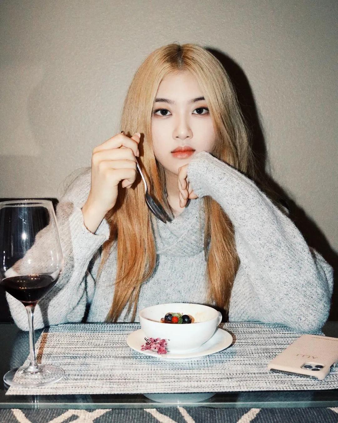 lisa和rosie秀恩爱,lisa与rosa在直播间接吻