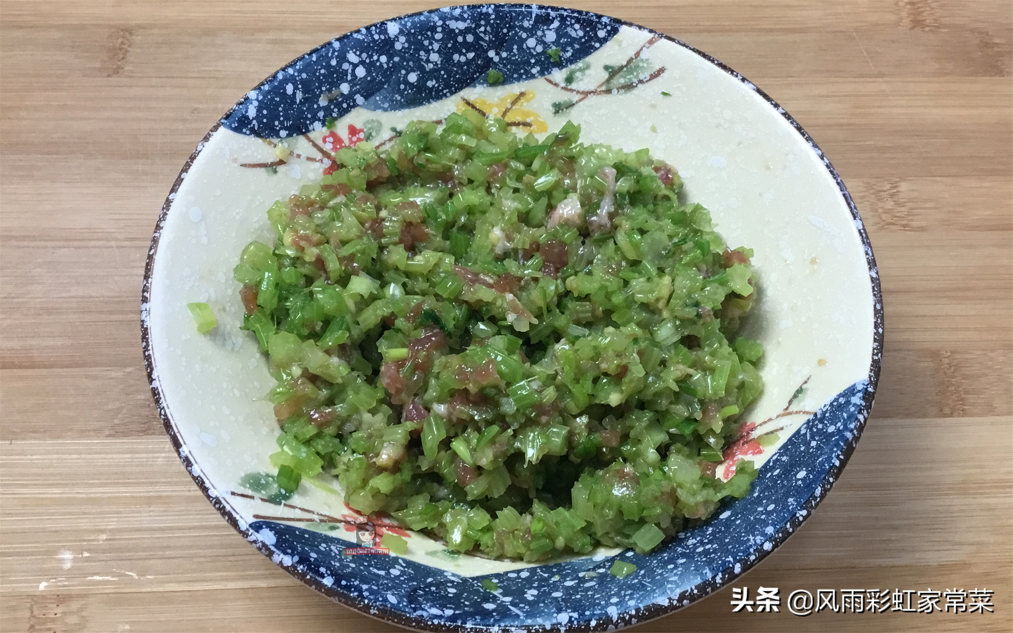 芹菜鸡蛋馅饼怎么做饼软,芹菜猪肉馅饼的家常做法简单