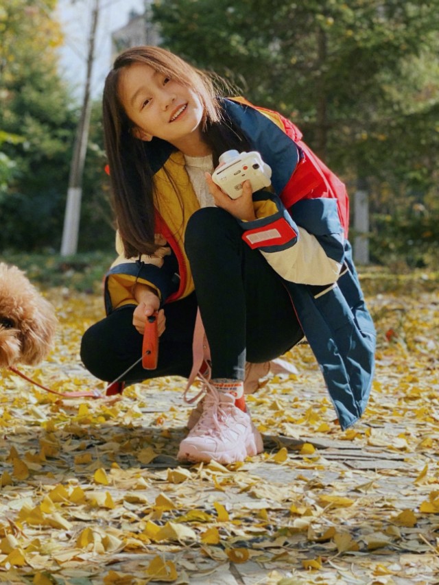 赵薇的女儿穿什么鞋,赵薇穿的老爹鞋