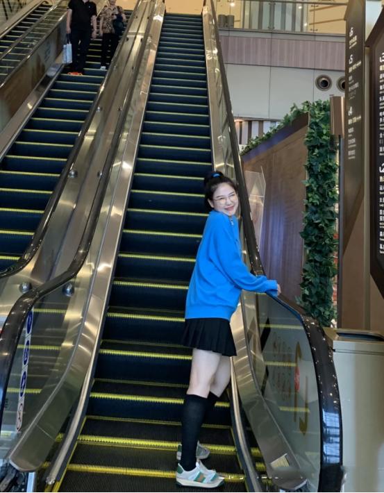 大码显瘦春季长款风衣搭配,时尚长款风衣搭新款牛仔裤