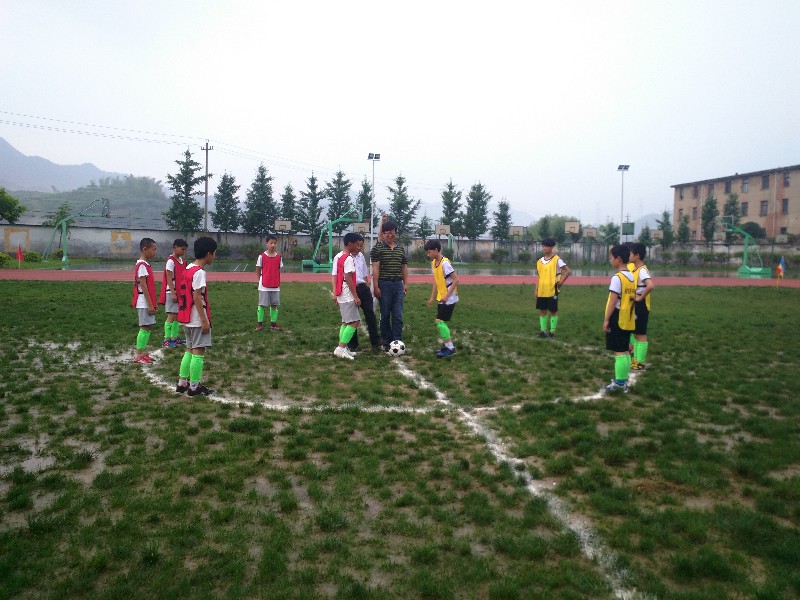 趟着泥水的足球梦，云南一俱乐部向足球少年发出梦想邀请