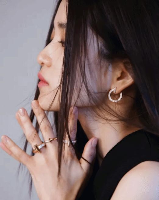 金泰梨杂志写真图文,女星金泰梨穿圣诞小鹿装跳舞