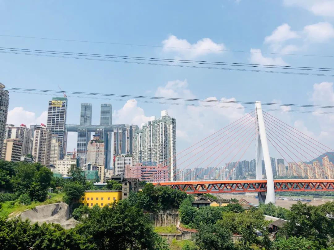 重庆这个24层没有电梯的高楼！直逼40℃的天气仍然有人前来打卡