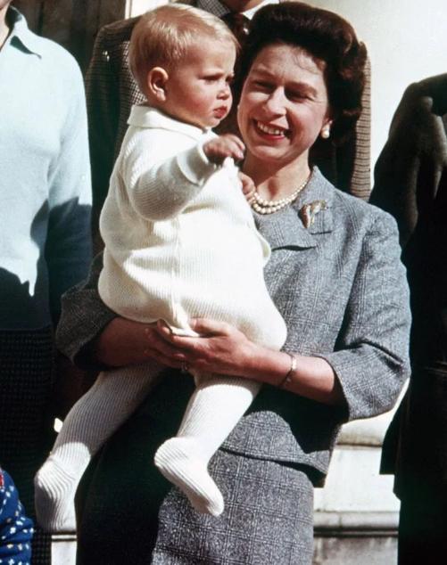 英国女王小儿子爱德华年轻时照片,英女王伊丽莎白二世小儿子