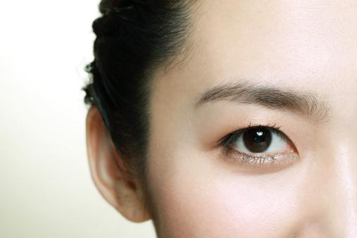 消除黑眼圈是冷敷还是热敷,热敷还是冷敷眼睛可以去除黑眼圈