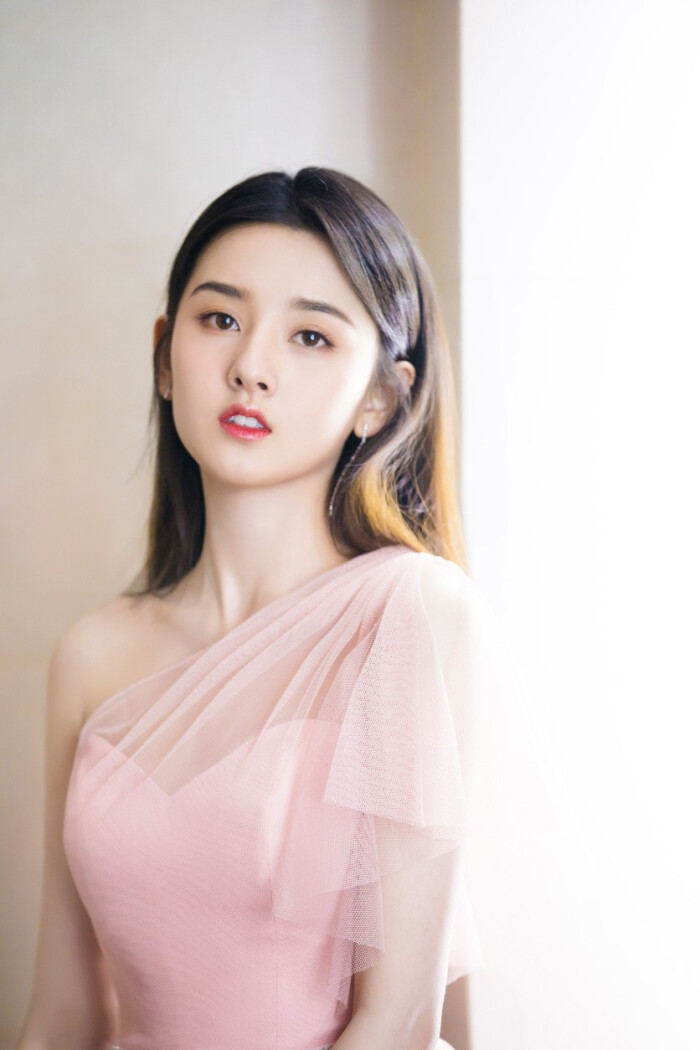 曝宋祖儿疑醉酒踢人澄清,宋祖儿喝醉酒踢路人完整版