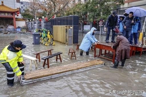 课桌搭桥！十三中门口积水，近2000名学生这样入校......