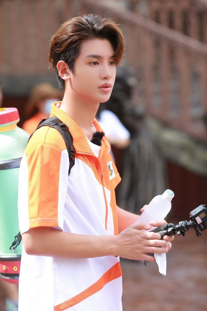 芒果台为啥捧黄明昊,芒果tv黄明昊艰难之路