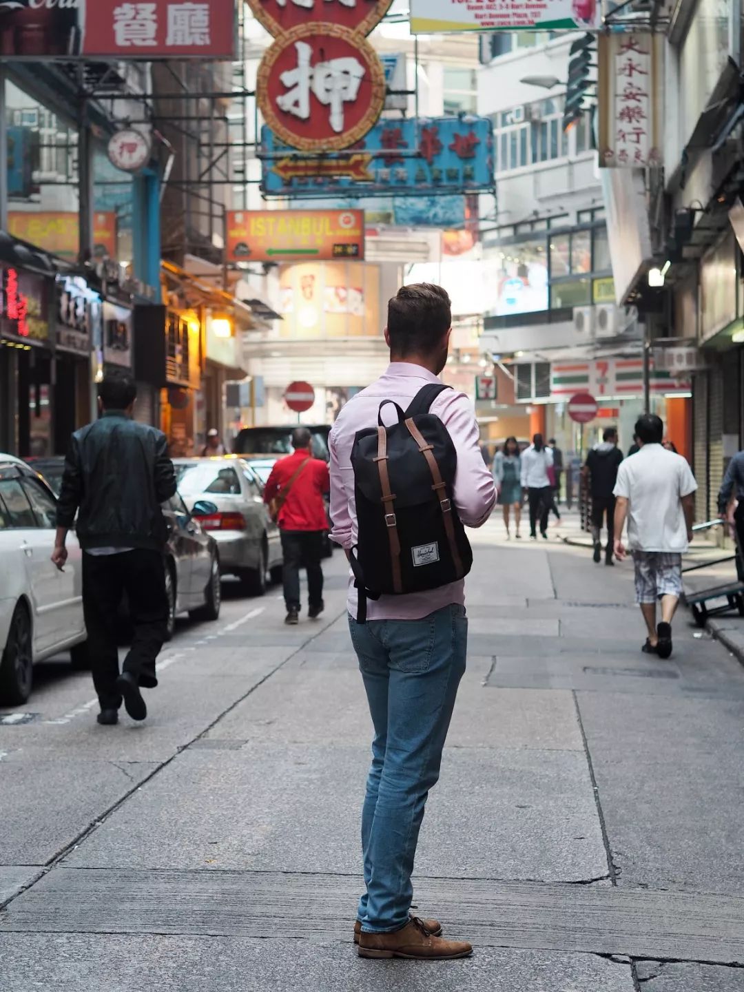 职业女性背什么包见客户,双肩包可以背一个肩膀