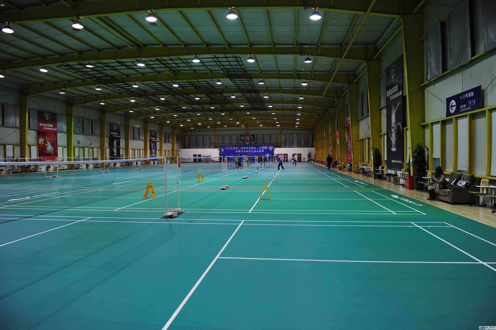 羽毛球馆一般造价多少,城市建的篮球场收费