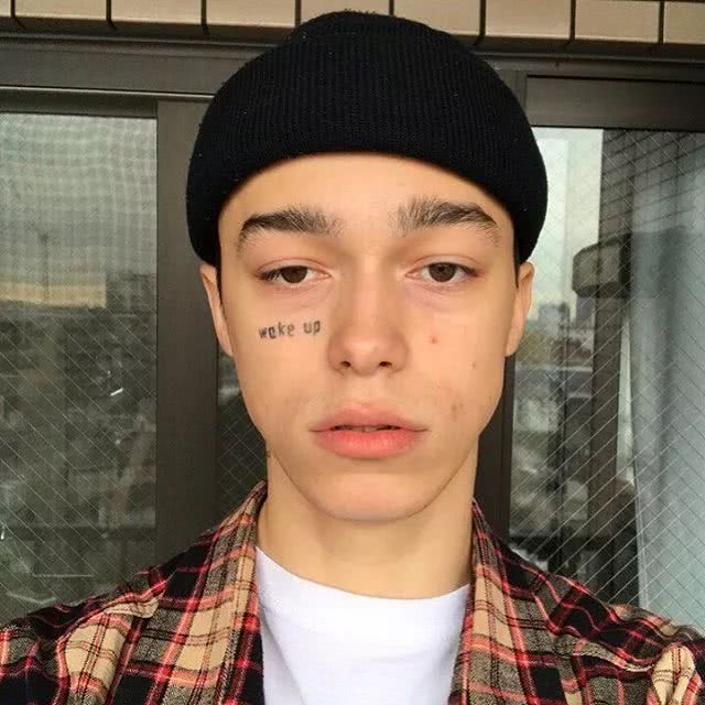 天气冷不想扎头发怎么办,热天洋气又凉快的帽子