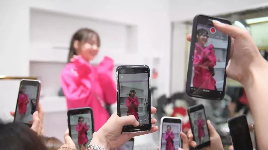 直播带货卖衣服赚多少钱呢,直播卖衣服月能赚过千万