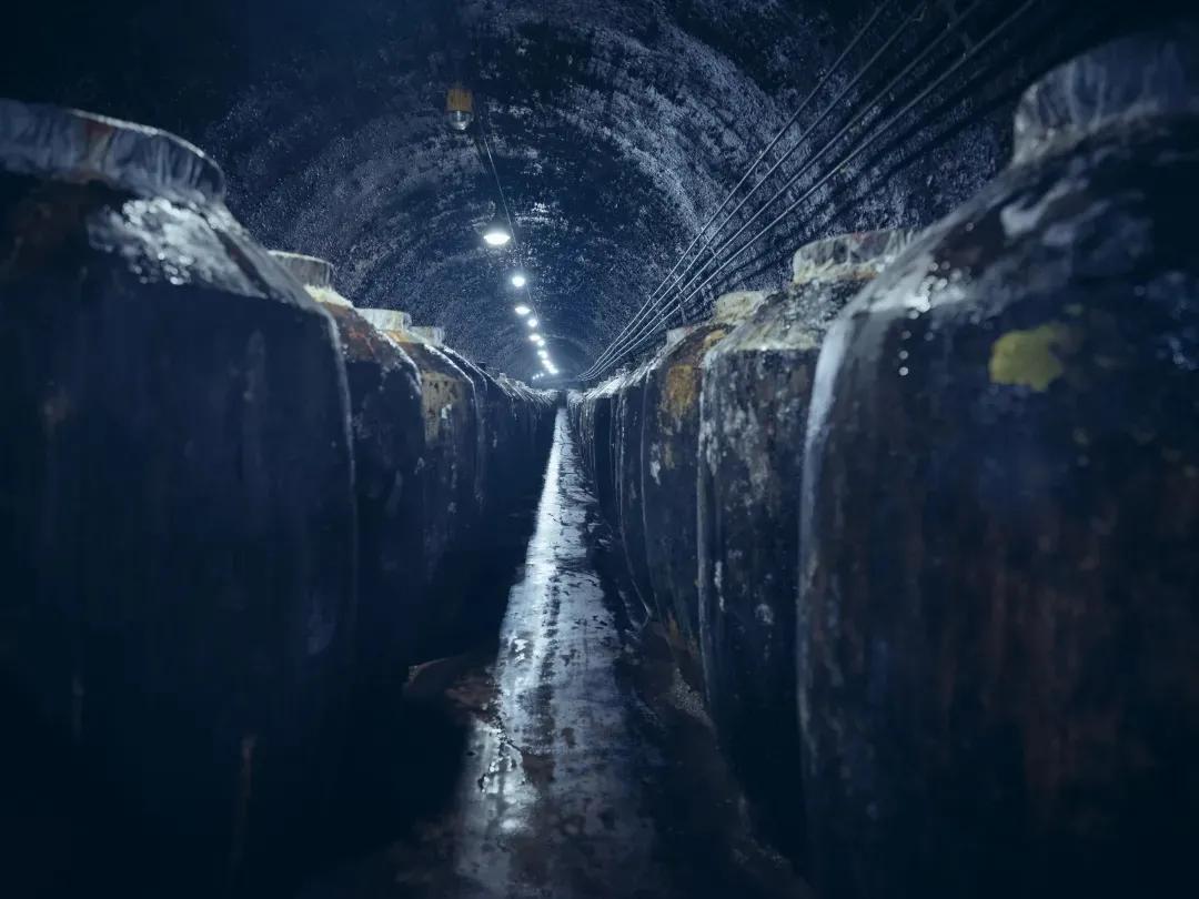 诗传泸酒香，杯杯国宝窖池原浆，邀君共品泸州山水岁月的醇厚绵长