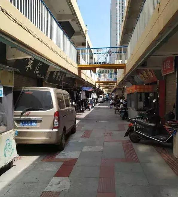 刺纹身脚踩松糕鞋那些年小寨百汇里西安80、90后的非主流青春