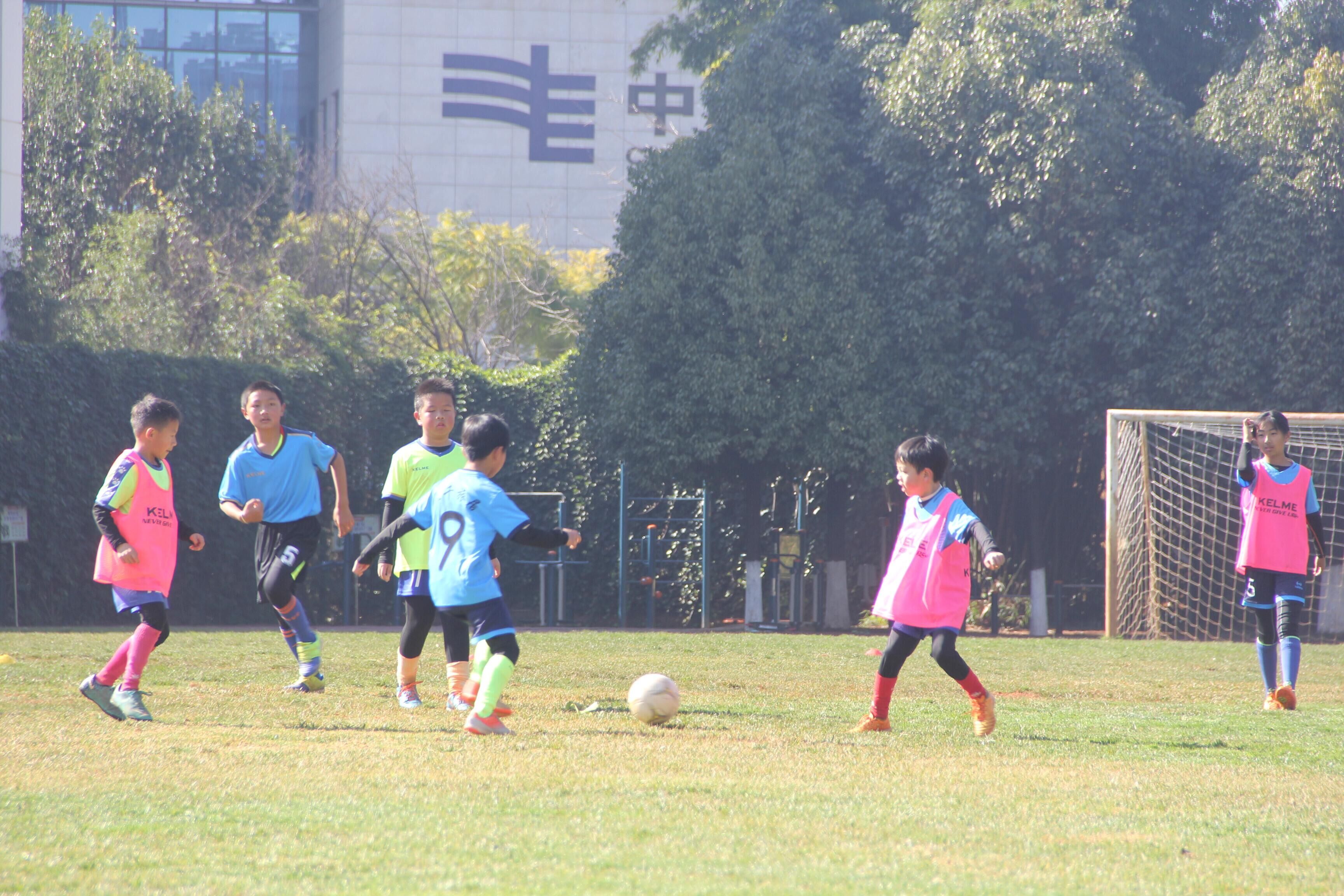 踢球队友不会跑位怎么带球,踢球时的跑位和传球意识